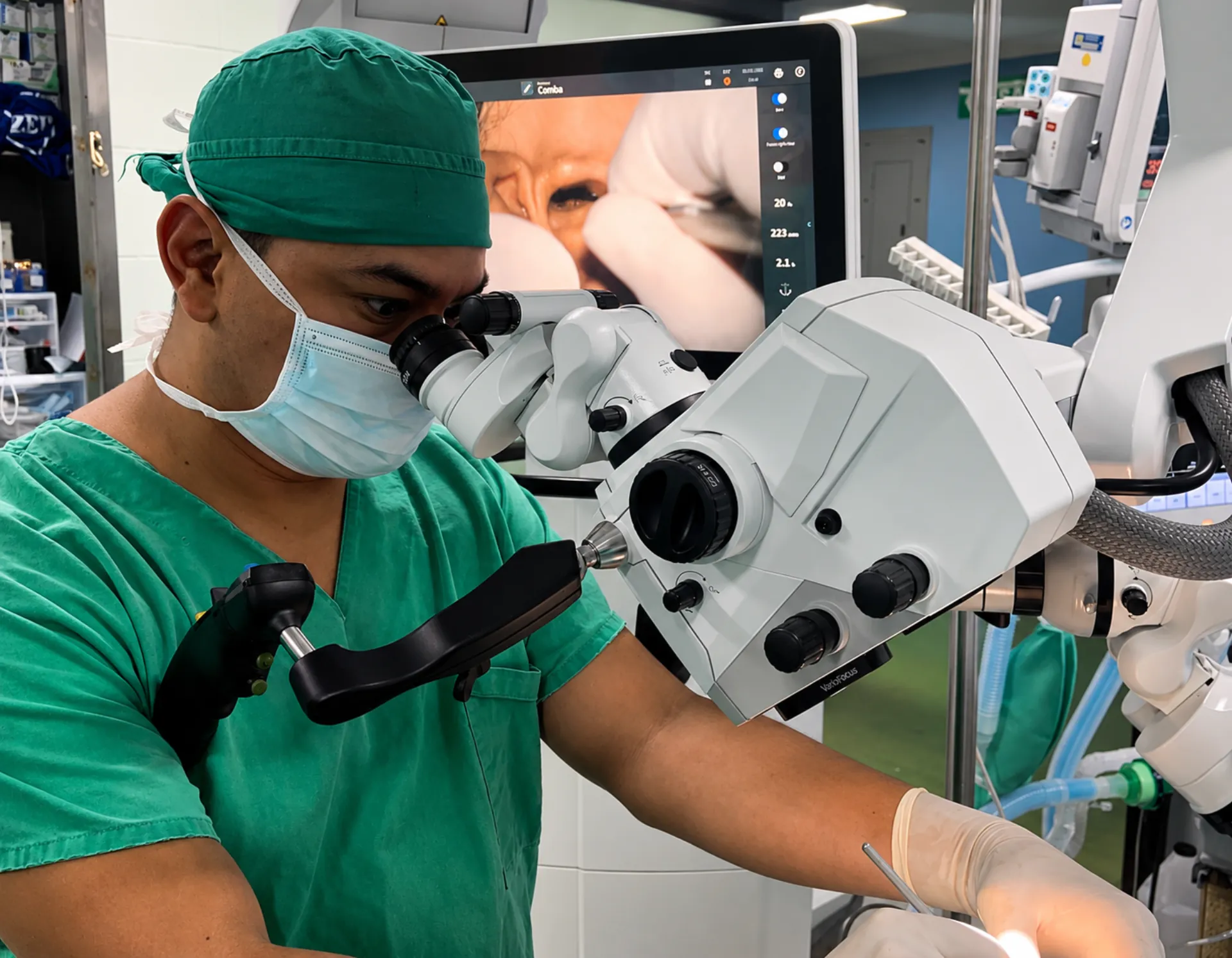 Dr. Camilo Comba — especialista en cirugía facial